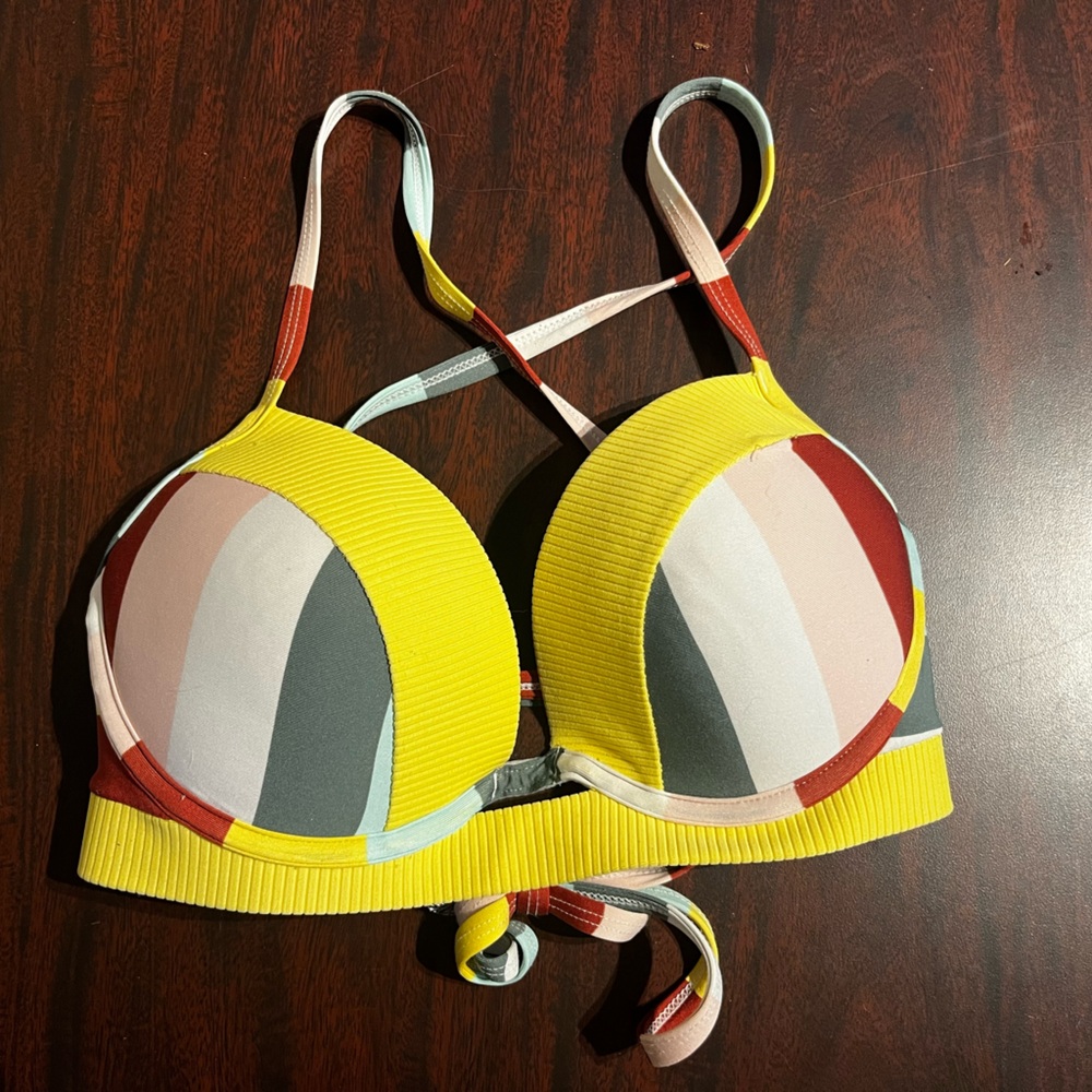 SM Time&True women’s wired bathing suit top with interlaced tie able racerback.